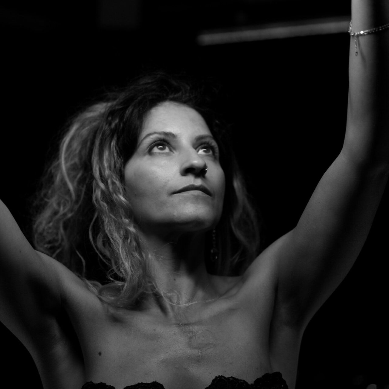 Claudia Palazzo in performance. Both arms are raised in the air.